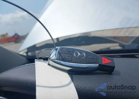 2017 Mercedes-Benz C 300 Luxury/Sport из США, поврежденный, VIN 55SWF4JB1HU179970